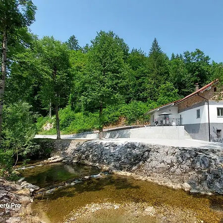 Počitniška hiša Creekside House With Pool
