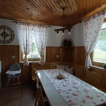 Počitniška hiša Creekside House With Pool Rob